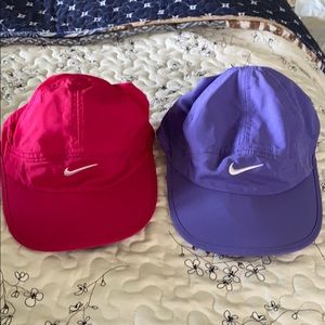 Set of 2 Nike hats